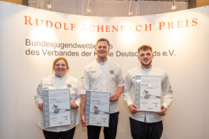 Das Siegertreppchen des Rudolf Achenbach Preis 2024 (v. l.): Jenny Stier (3. Platz, Nicolas Schramm (1. Platz) und Jason Kröker (2. Platz). Foto: VKD/Hilger