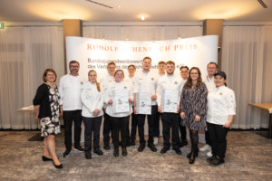 Finale in Frankfurt am Main: Die Finalist:innen des Rudolf Achenbach Preis 2024 mit Gewinner Nicolas Schramm (Mitte). Foto: VKD/Hilger