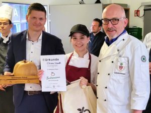 Chiara Wendt mit dem Sponsor Thorben Stampe (links) und dem ersten Vorsitzenden des Kieler Vereins Gerhard Schackmann (rechts).