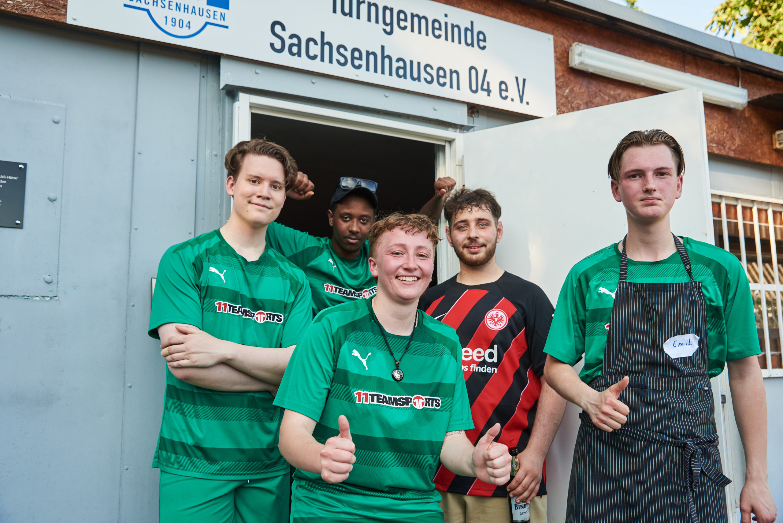 Gemeinsam kochen und kicken: die Teilnehmenden des hessischen Jugendcamps. Foto: Stefan Wildhirt