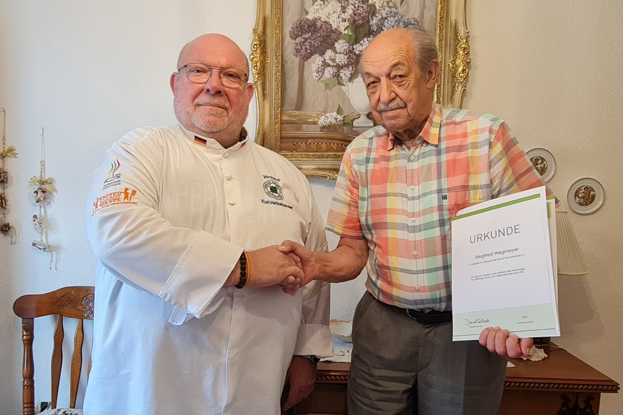 Siegfried Wegmeyer (rechts) erhält eine Urkunde für ein halbes Jahrhundert im VKD. 