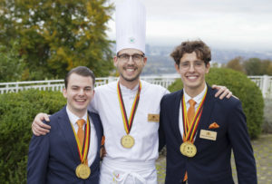 Die Siegermannschaft aus Baden-Württemberg mit Hotelfachmann Linus Doufrain (r.), Restaurantfachmann Johannes Lauth (l.) und Koch Tim Siebeneich. Foto: Dehoga/Thomas Fedra