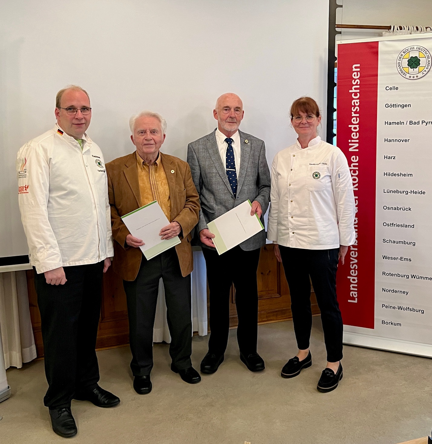 Thorben Grübnau (links) und Renate Müller-Lücht ehrten zwei Mitglieder für 65 Jahre VKD-Mitgliedschaft.