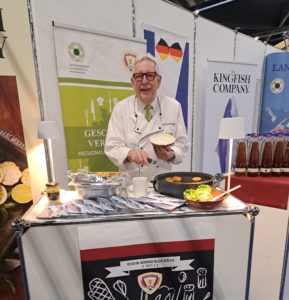 Vereinsmitglied Hermann Münch am Showcooking-Stand. 