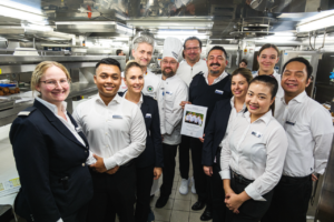 Küchenchef Christian Steiner (Mitte), zwischen Teammanager Ronny Pietzner und Andreas Hegel von TUI Cruises, und die F&B-Crew. Foto: Jeffrey Spörri