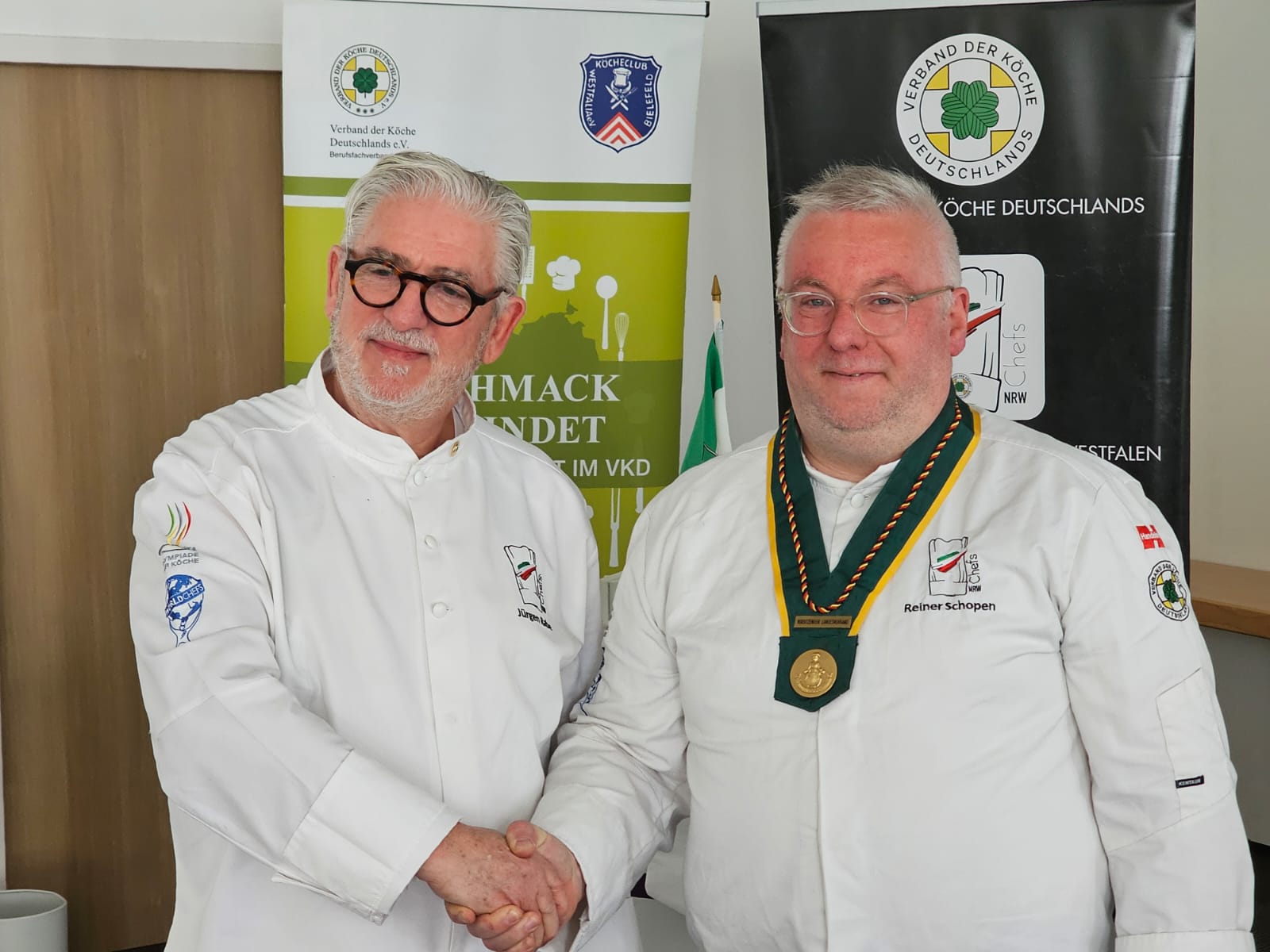 Jürgen Rabe übergibt den Staffelstab an Reiner Schopen (rechts).